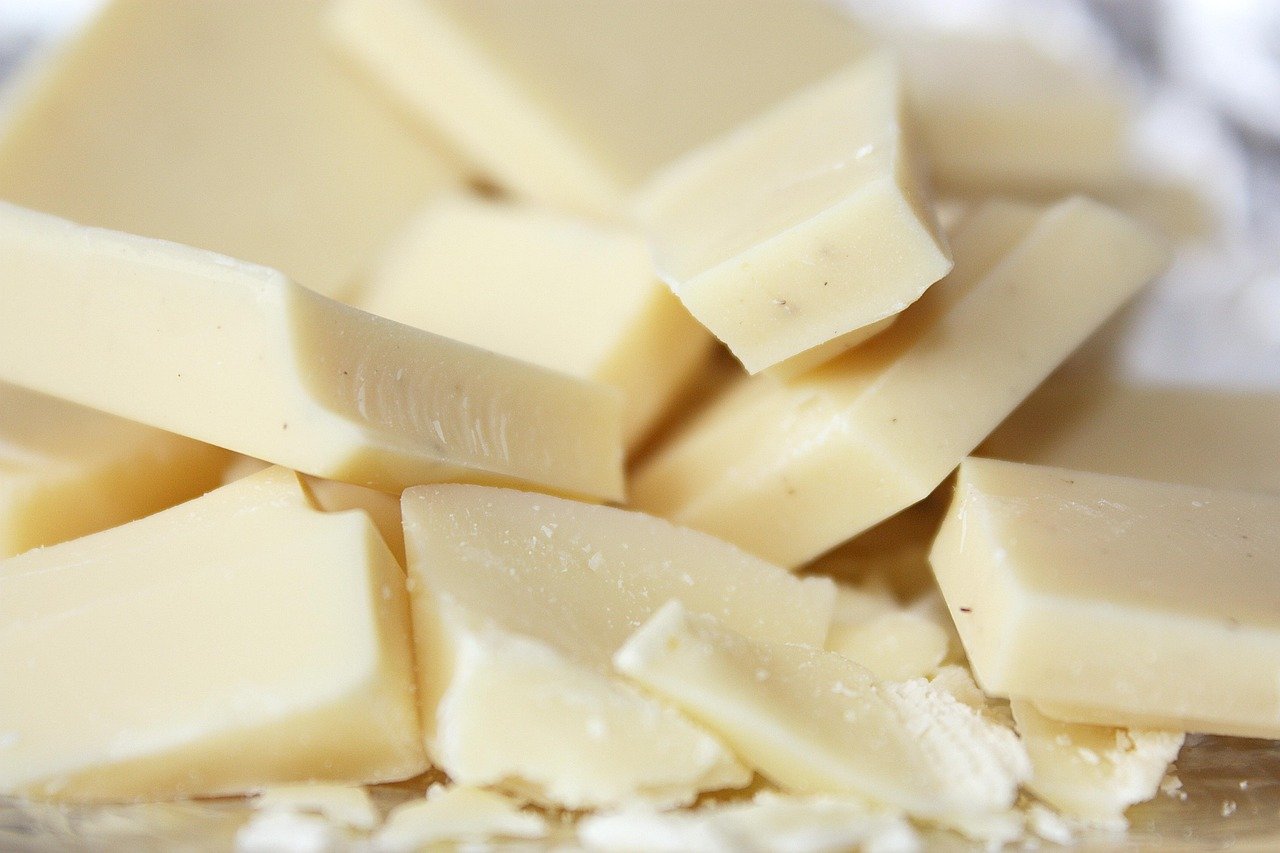 Chunks of creamy white chocolate close-up